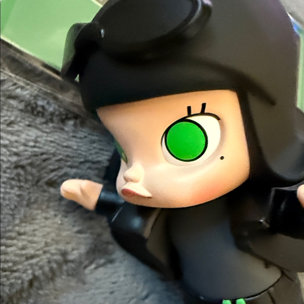 2 SECRETS in one !! Molly WB 100th Anniversary “Matrix” Figure and SSR Card. - Picture 10 of 10